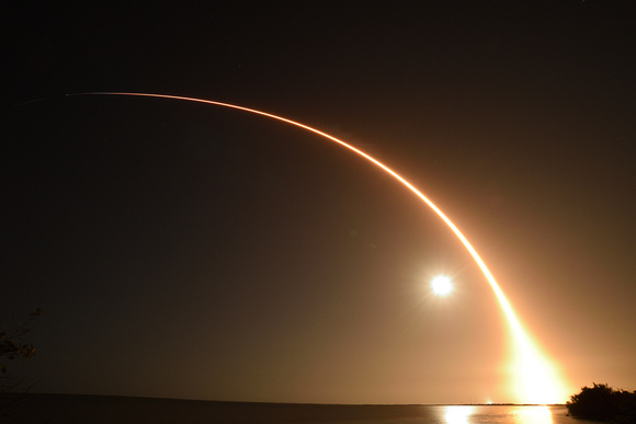 SpaceX Falcon 9 carrying 1,500th Starlink satellite