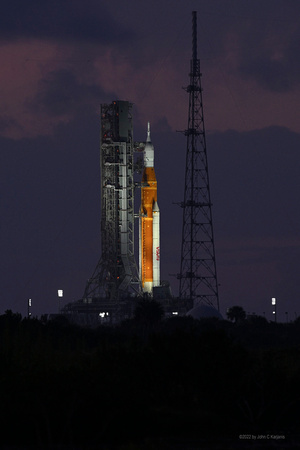 Artemis awaits the new dawn at pad 39B